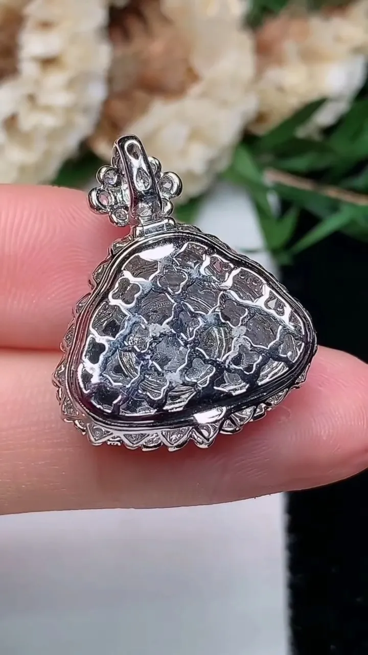 天然A货翡翠佛公吊坠，尺寸25-20.6-9，裸石11.6-17.5，重量:4.02g
12月12日