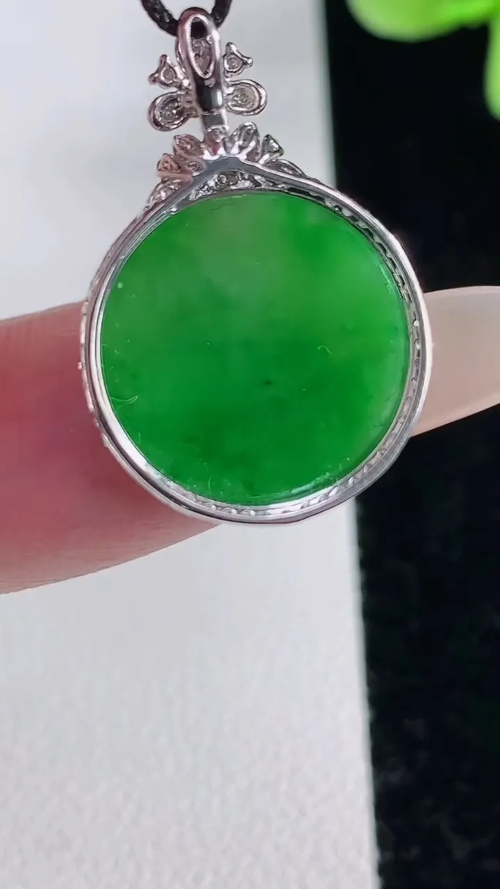 天然A货翡翠无事牌吊坠，尺寸24.2-16.5-4.5，裸石14.7重量:2.11g
12月12日