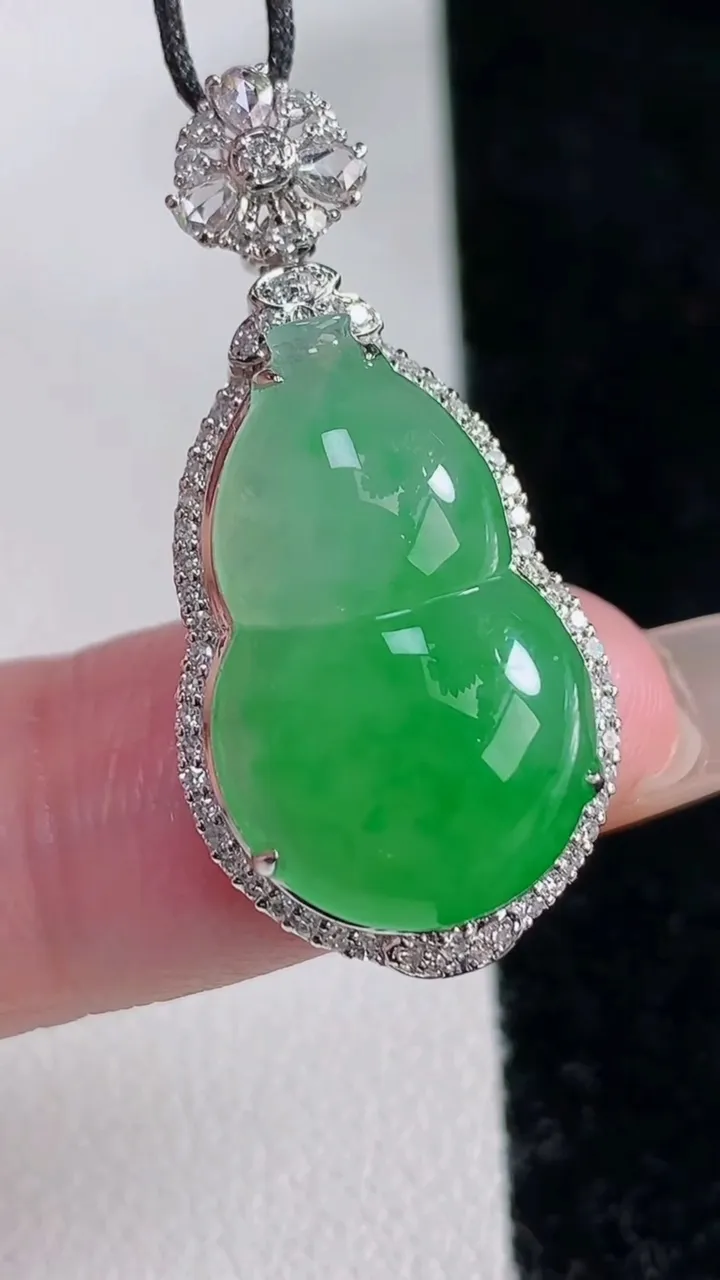 天然A货翡翠葫芦吊坠，尺寸32.5-15.6-10.4，裸石20.6-13.2重量:4.37g
12