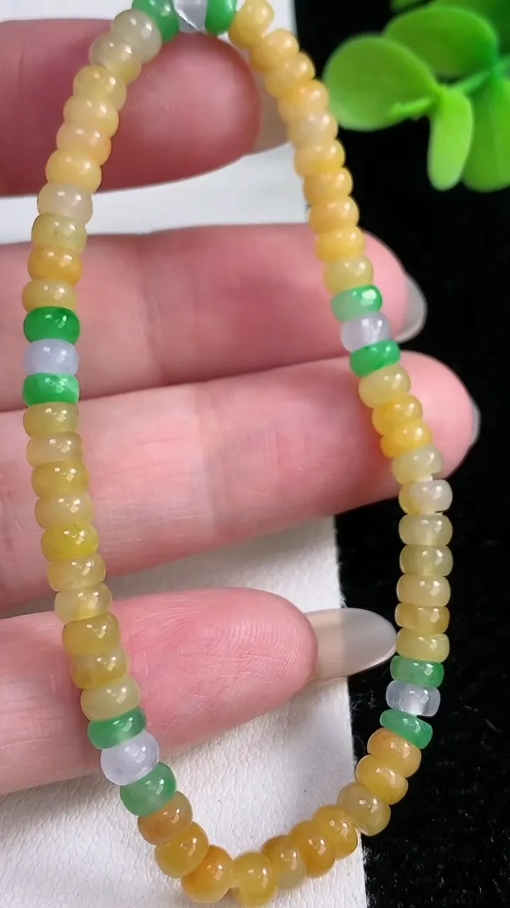 天然A货翡翠三彩算盘珠手串，尺寸4.5-2.7-65颗，重量:8.92g12月12日
工厂直销收藏佳品,种好水足，色泽均匀，有种有色，上手高大气！