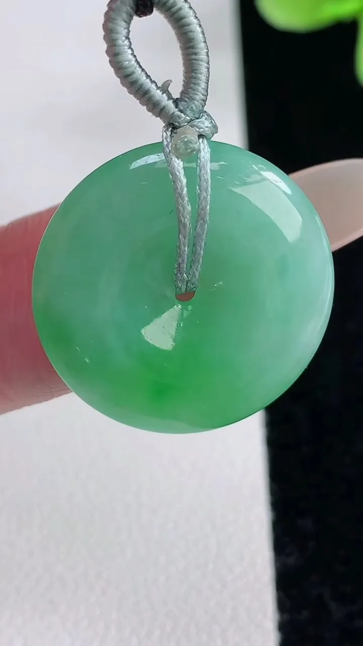 天然A货翡翠平安扣吊坠，尺寸22-3.7，重量:4.12g
12月12日