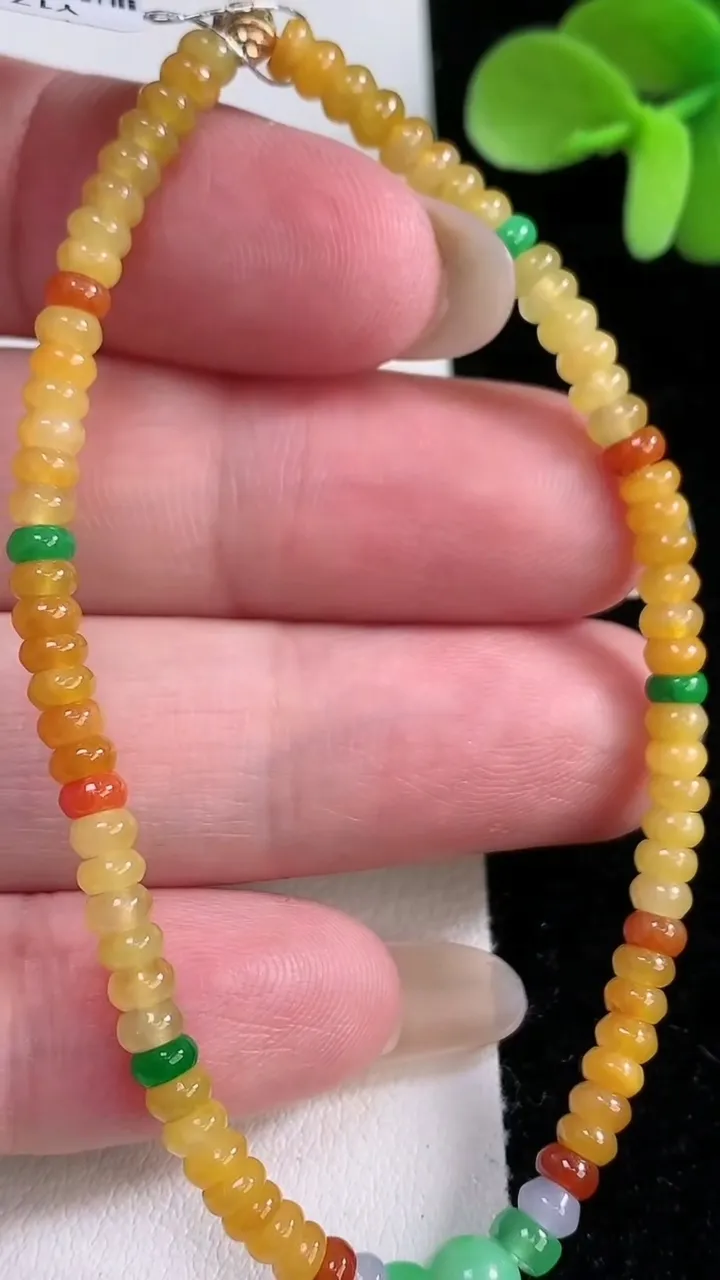 天然A货翡翠三彩算盘珠手串，尺寸3.3-1.6-79颗，重量:5.54g12月12日
工厂直销收藏佳品,种好水足，色泽均匀，有种有色，上手高大气！