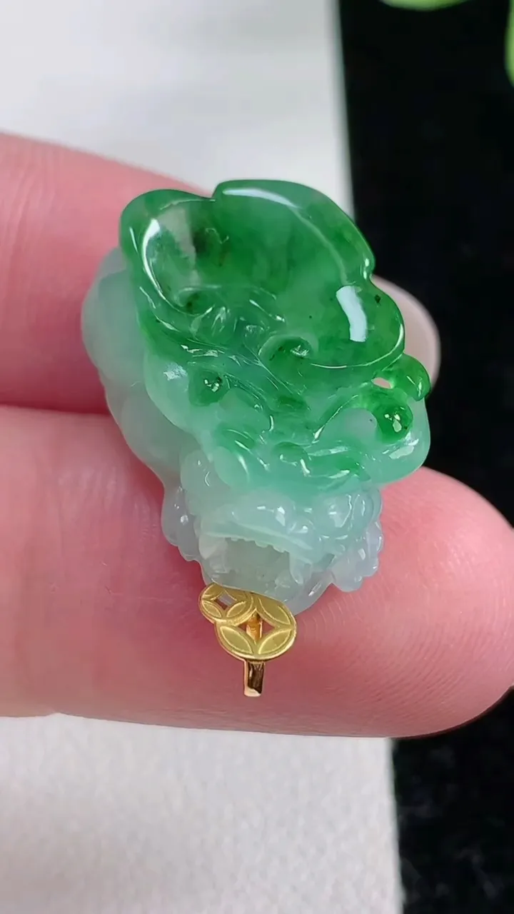 天然A货翡翠貔貅吊坠，尺寸21.5-13-9.2，重量:5.92g
12月12日