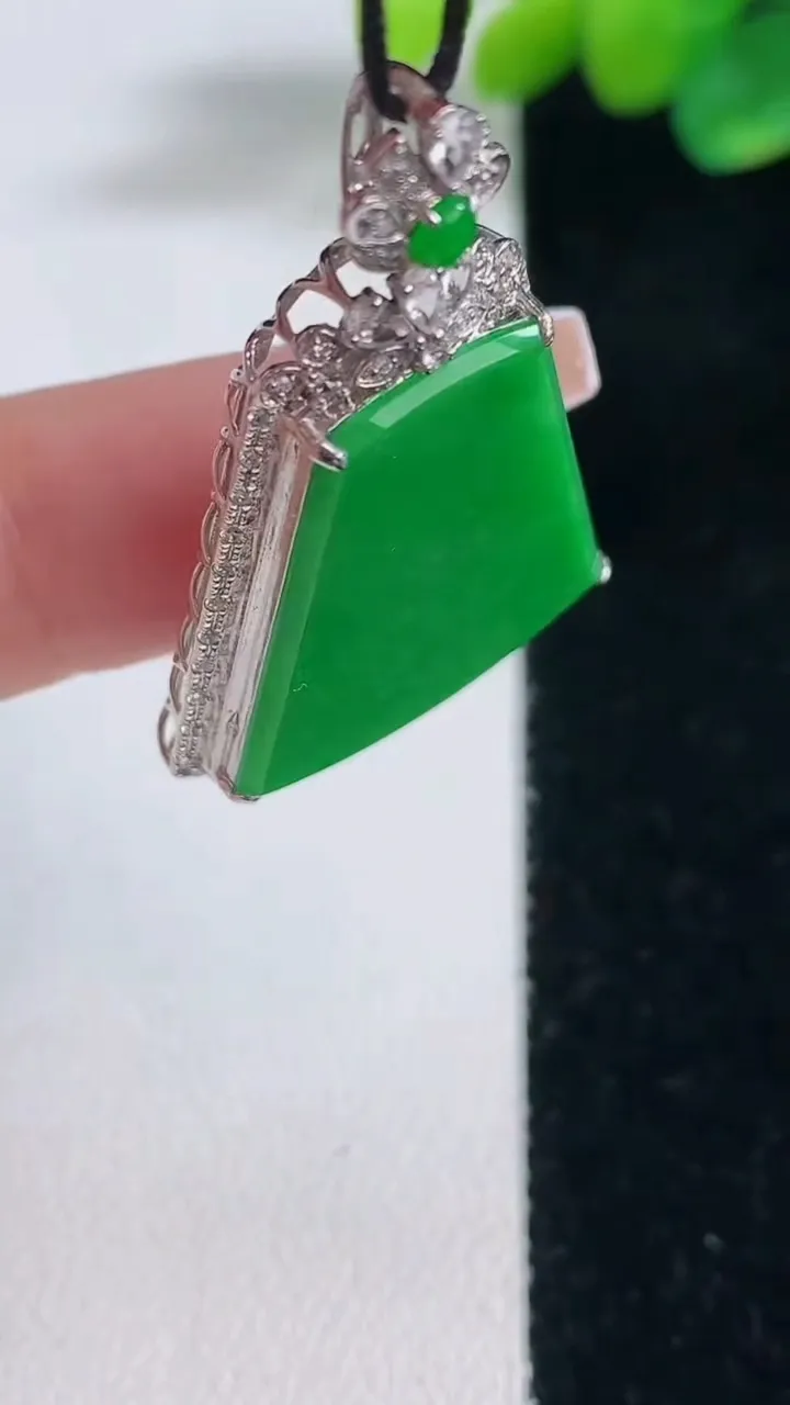 天然A货翡翠无事牌吊坠，尺寸37.7-24-6，23-21.8重量:4.83g
12月12日