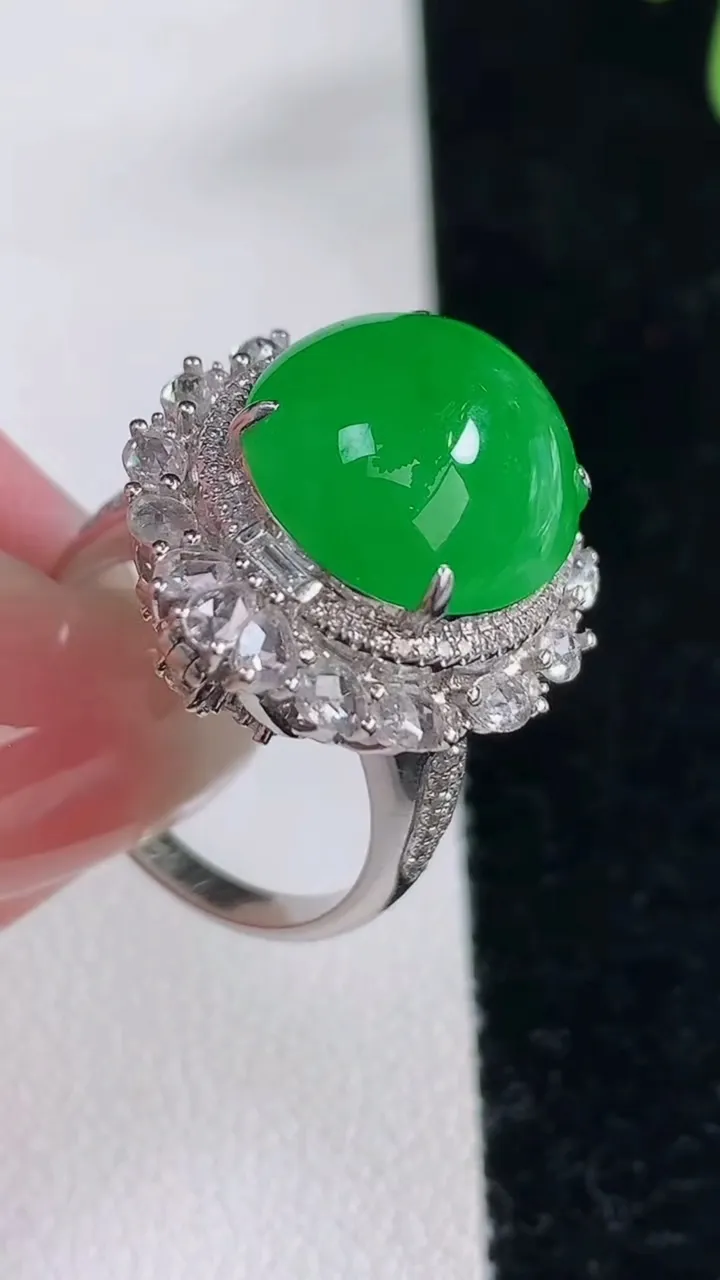 天然A货翡翠蛋面戒指，尺寸17.7-14-12.6-14，重量:9.39g2025年12月12日
工厂直销收藏佳品,种好水足，色泽均匀，有种有色，上手高大气！