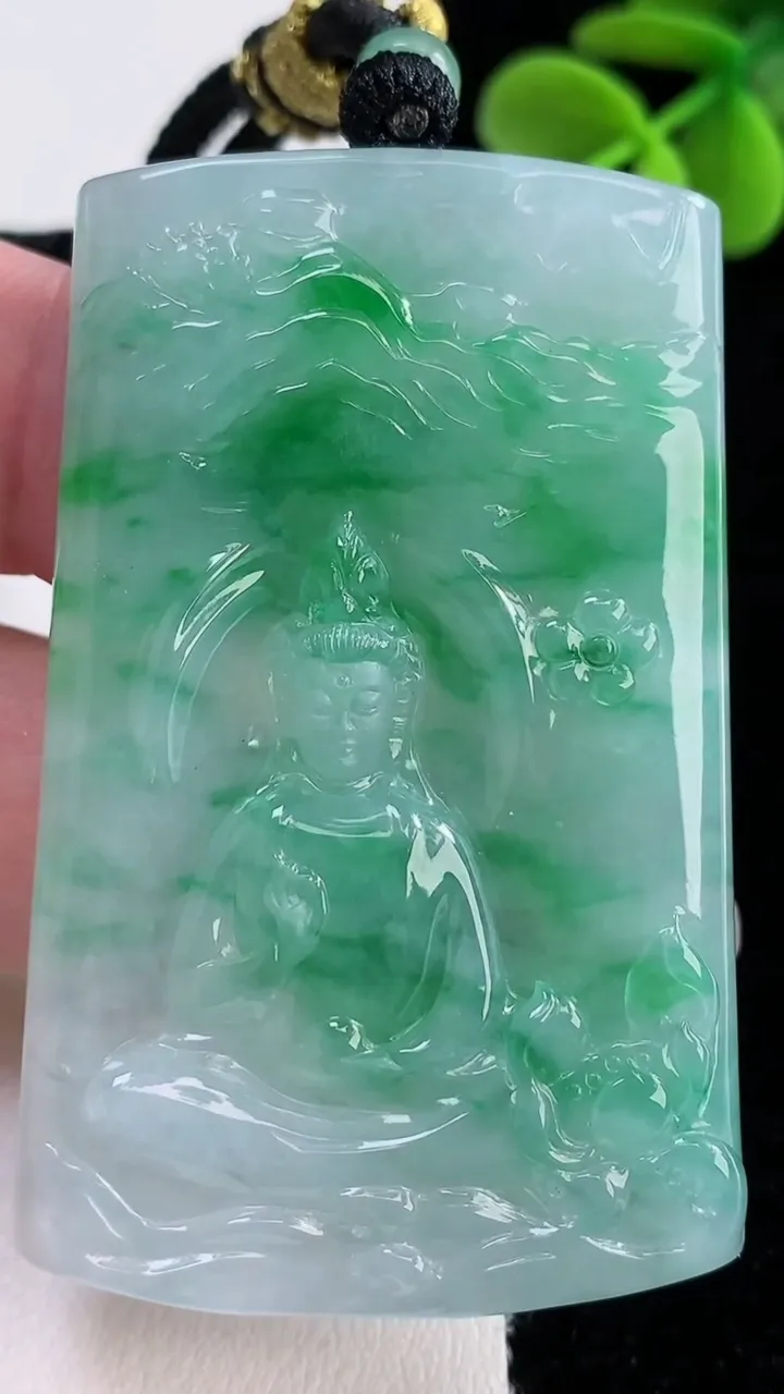 天然A货翡翠山水观音菩萨吊坠，尺寸57.6-37.5-5.8，重量:37.39g
12月12日
