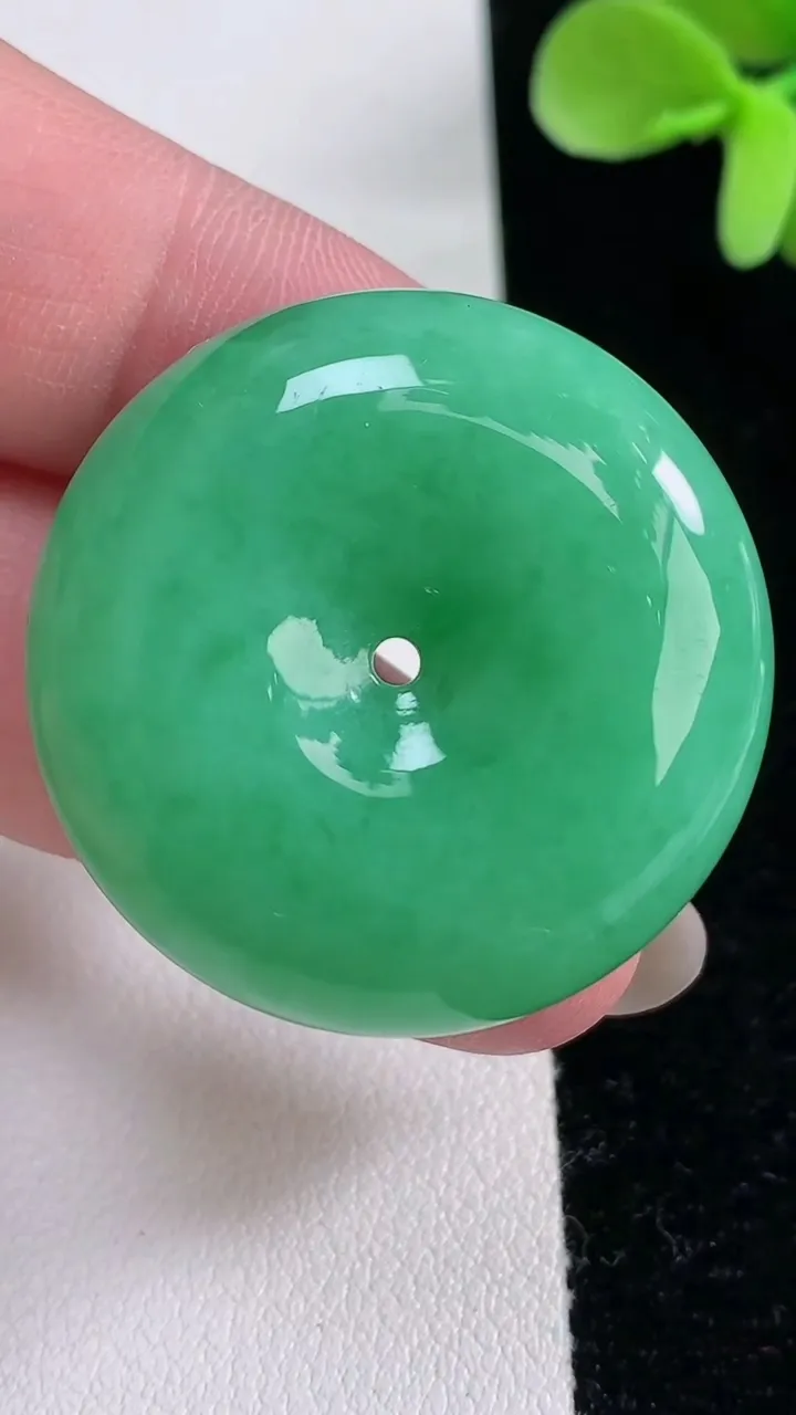 天然A货翡翠平安扣吊坠，尺寸33.2-12，重量:29.80g
12月12日