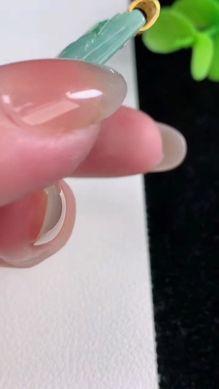 天然A货翡翠山水牌吊坠，尺寸55.7-33.5-5.2，重量:28.75g
12月12日