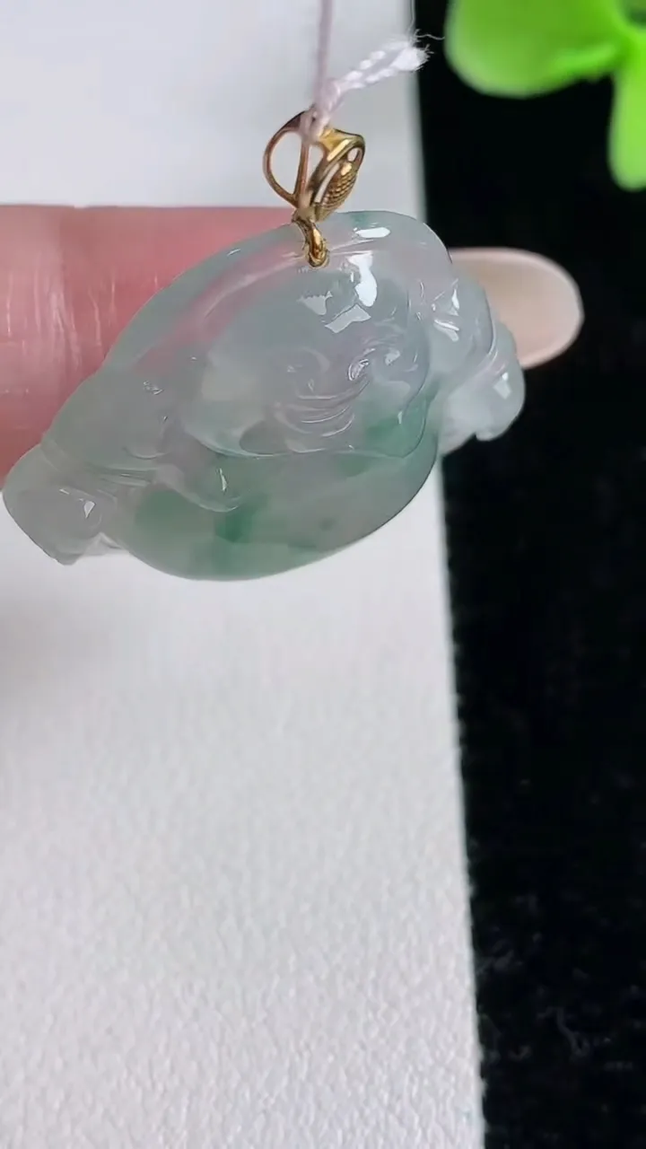 天然A货翡翠种飘花佛公吊坠，尺寸25.4-28.8-6，重量:7.23g
12月12日