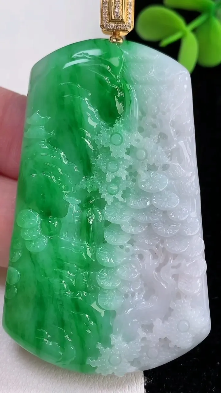 天然A货翡翠山水牌吊坠，尺寸61.8-38.4-4.7，重量:29.41g
12月12日