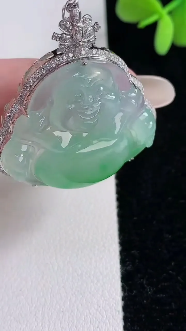 天然A货翡翠佛公吊坠，尺寸40-34.8-10.2，裸石28.2-32.2重量:10.18g
12月12日