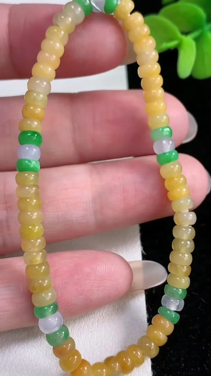 天然A货翡翠三彩算盘珠手串，尺寸4.5-2.7-65颗，重量:8.92g12月12日
工厂直销收藏佳