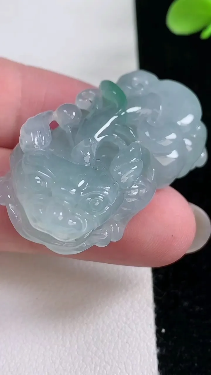 天然A货翡翠貔貅吊坠，尺寸41-21.8-11.6，重量:22.98g
12月12日