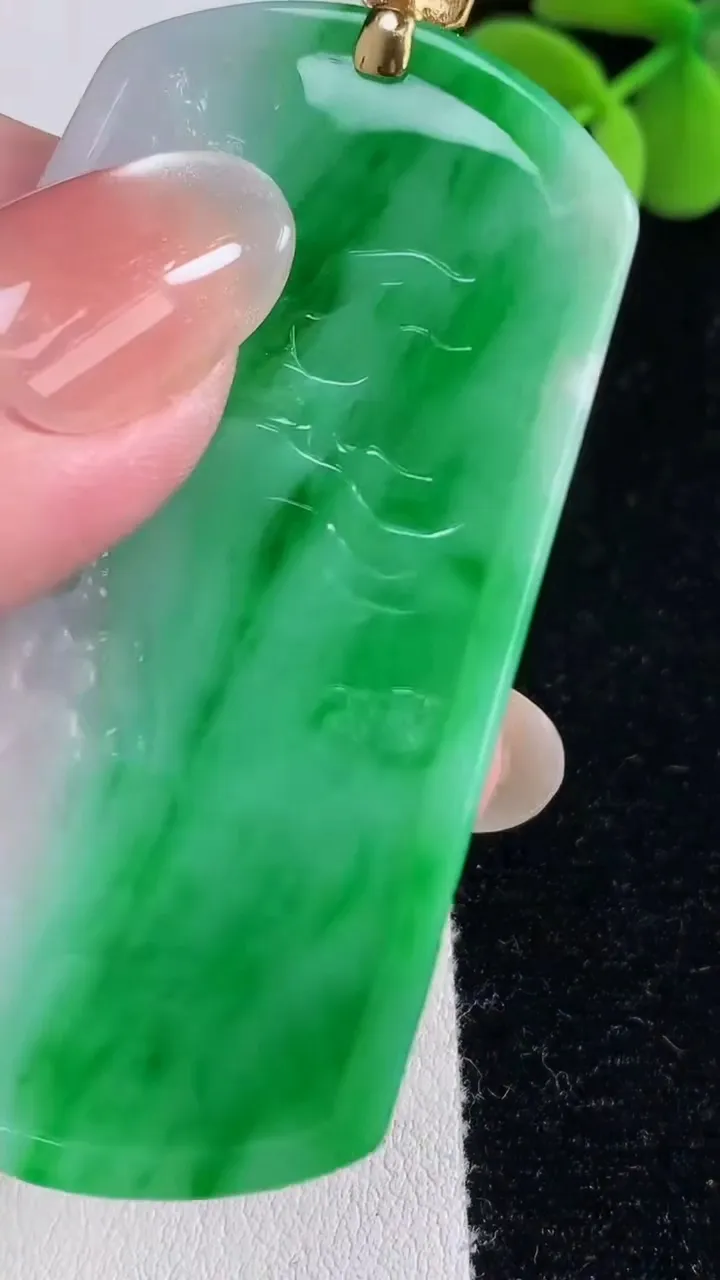 天然A货翡翠山水牌吊坠，尺寸61.8-38.4-4.7，重量:29.41g
12月12日