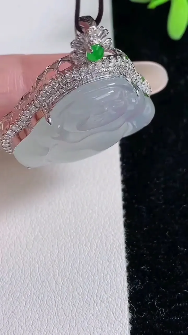 天然A货翡翠种白冰佛公吊坠，尺寸34.5-32-9.7，裸石22.2-29重量:8.27g
12月12日