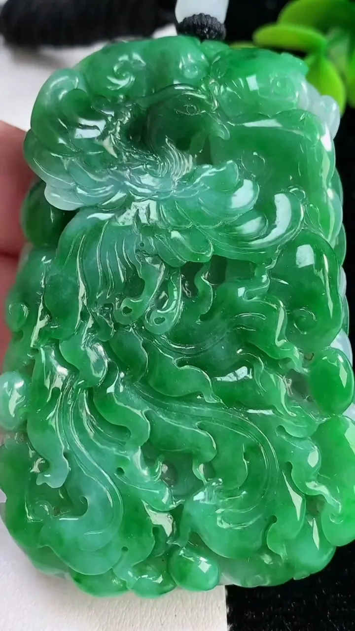 天然A货翡翠凤凰吊坠，尺寸71.6-44.8-11.2，重量:82.78g
12月12日