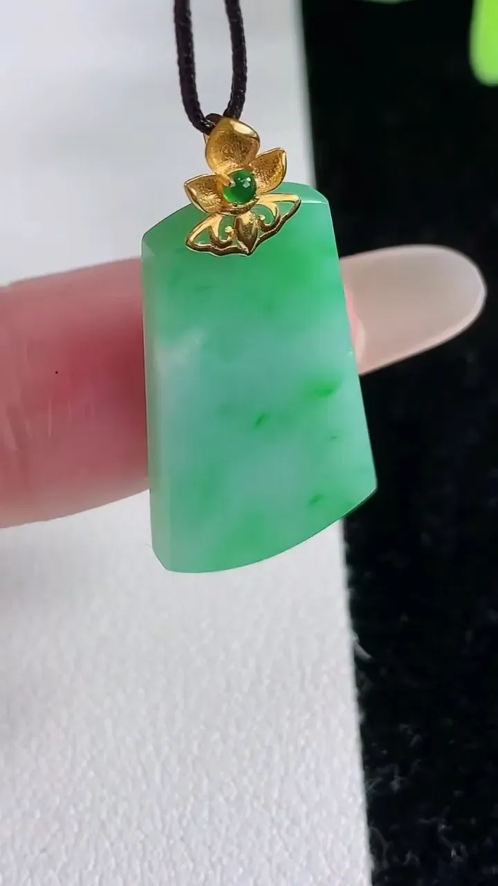 天然A货翡翠无事牌吊坠，尺寸24.8-14.7-2.6，重量:3.11g
12月12日