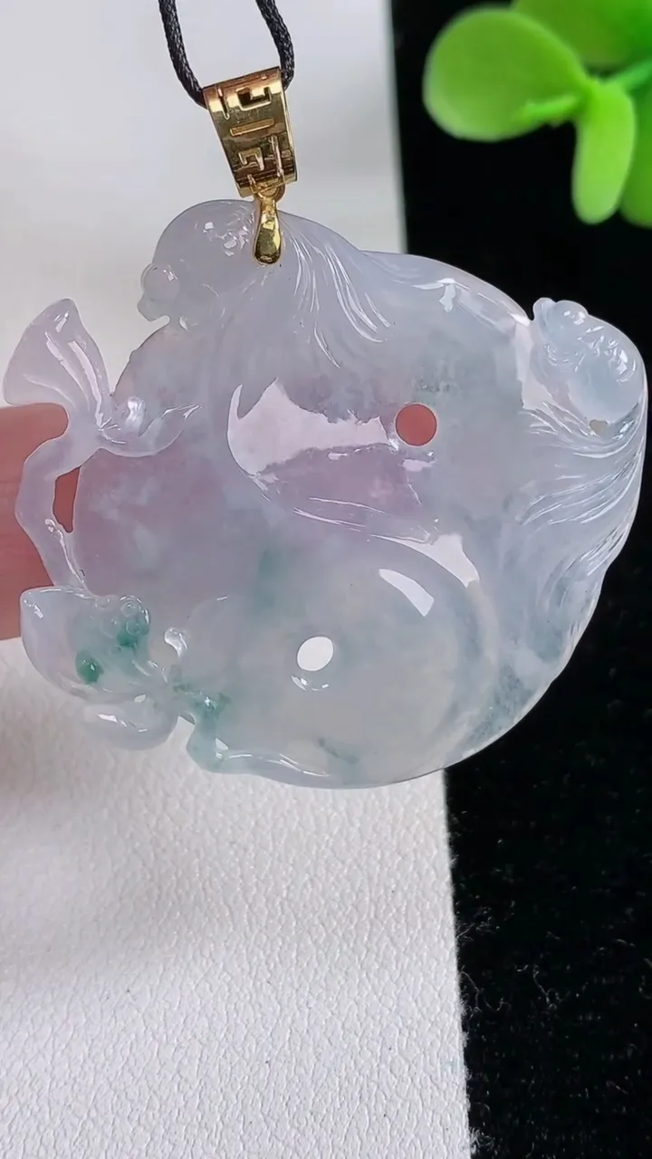 天然A货翡翠种飘花年年有余 荷叶鱼吊坠，尺寸37.3-40-3.3，重量:8.98g
12月12日