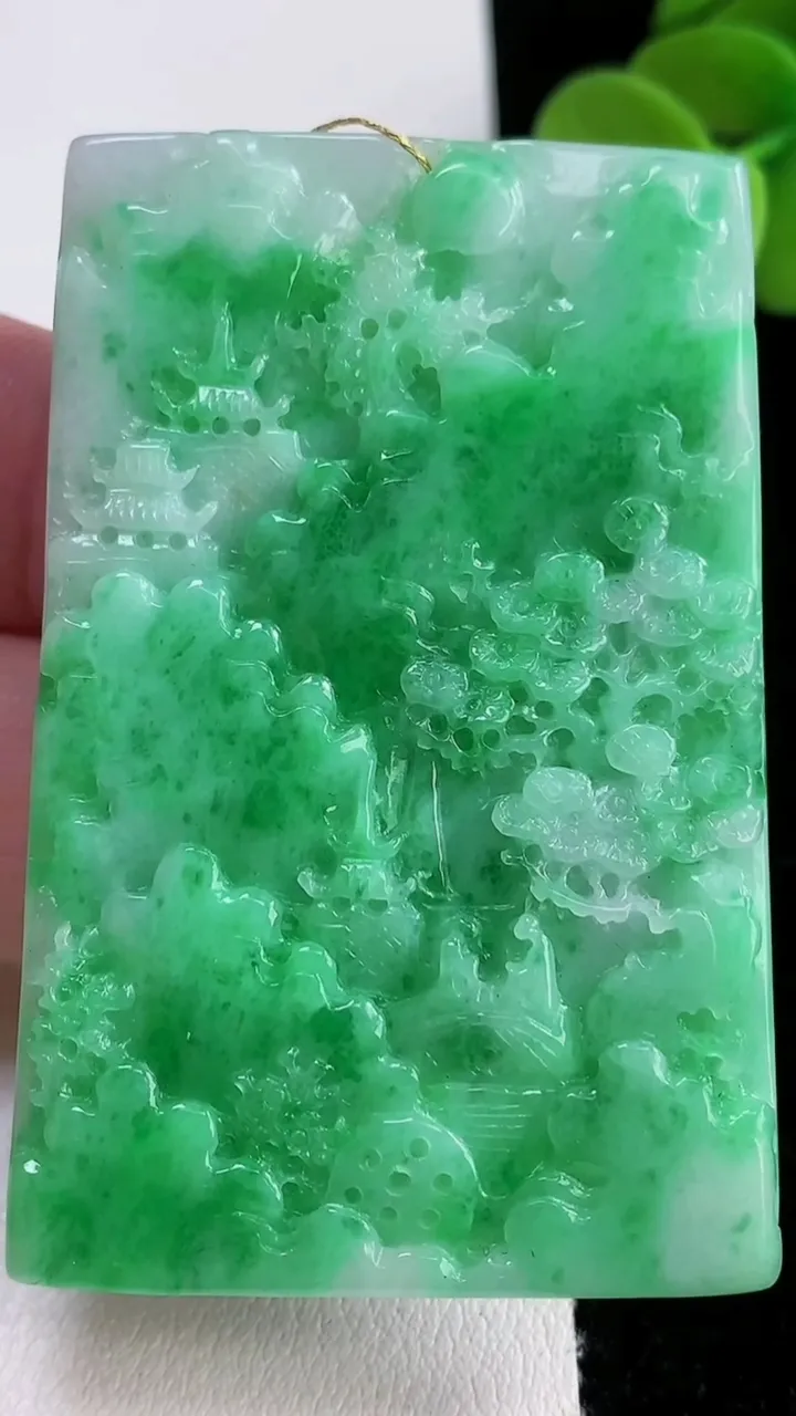 天然A货翡翠山水牌吊坠，尺寸58.2-39-5.6，重量:39.11g
12月12日