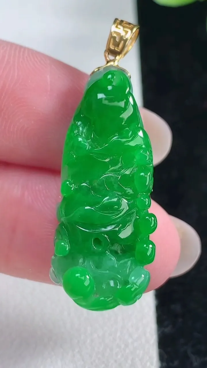 天然A货翡翠白菜吊坠，尺寸31.6-12.7-9，重量:6.80g
12月12日