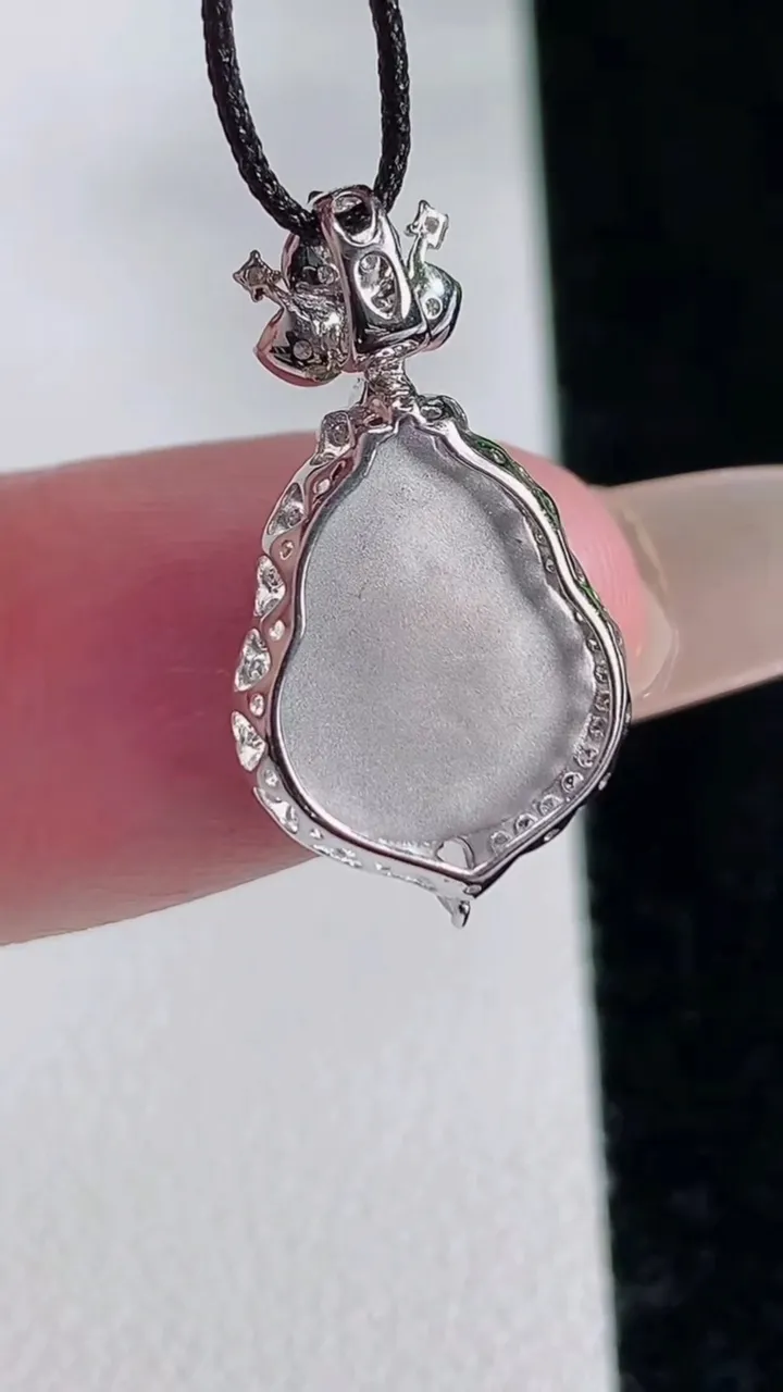 天然A货翡翠葫芦吊坠，尺寸20.6-11.5-5.4，裸石11.3-9重量:1.42g
12月12日