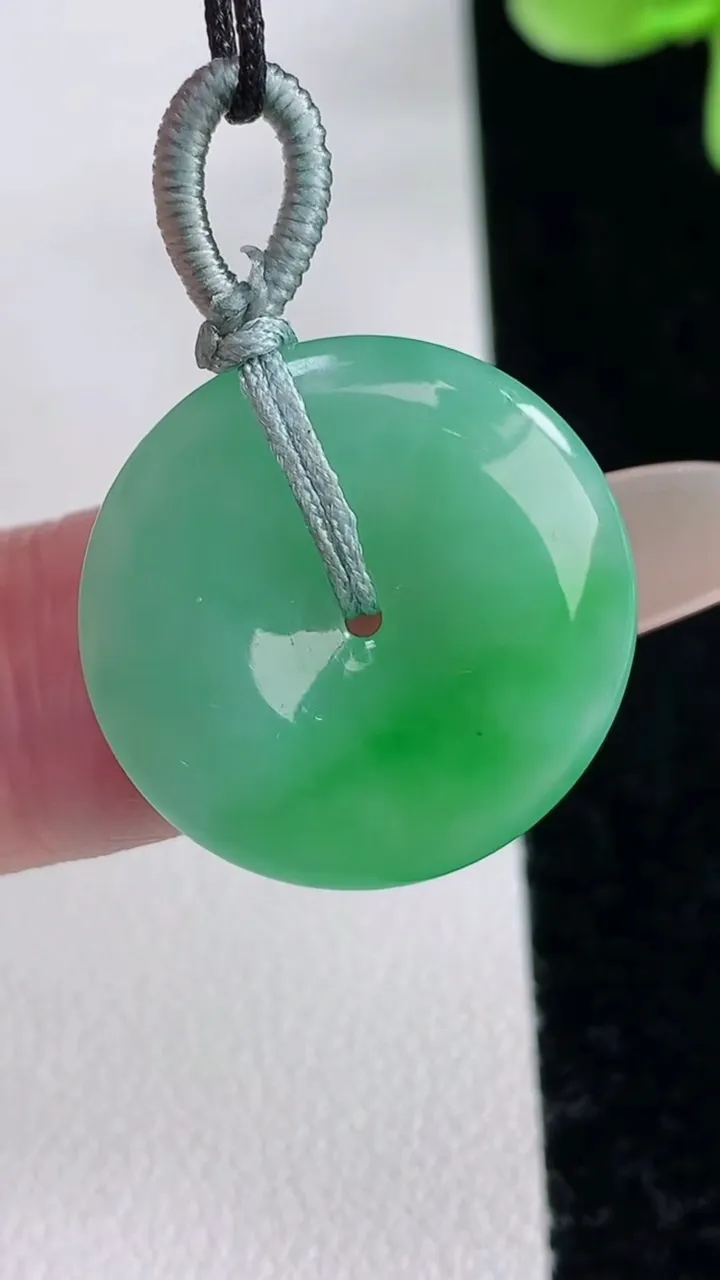 天然A货翡翠平安扣吊坠，尺寸22-3.7，重量:4.12g
12月12日