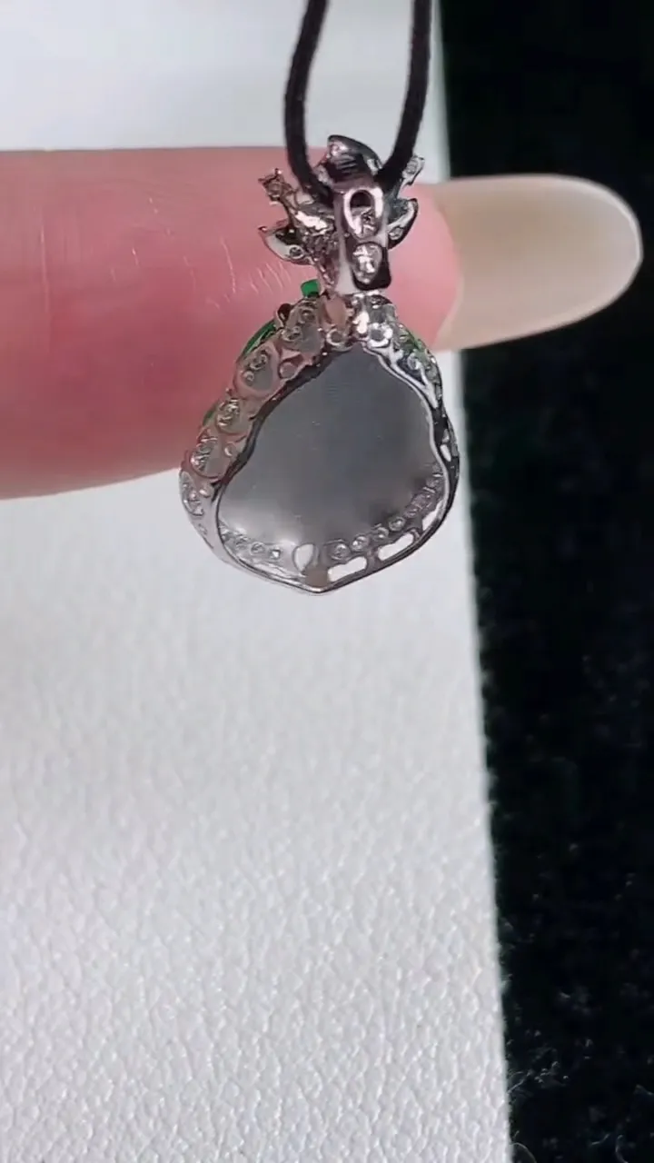 天然A货翡翠葫芦吊坠，尺寸20.6-11.5-5.4，裸石11.3-9重量:1.42g
12月12日