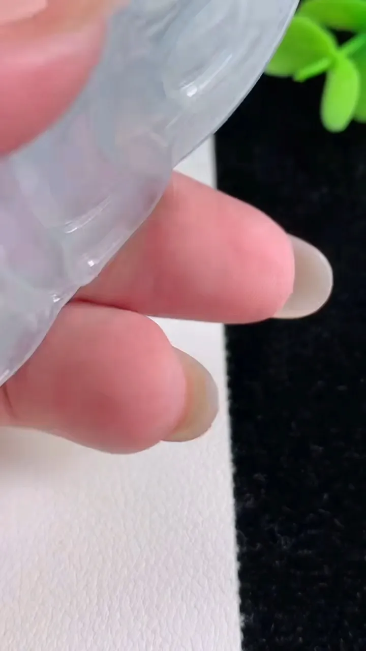 天然A货翡翠种飘花观音菩萨吊坠，尺寸65.8-41.4-5，重量:25.84g
12月12日