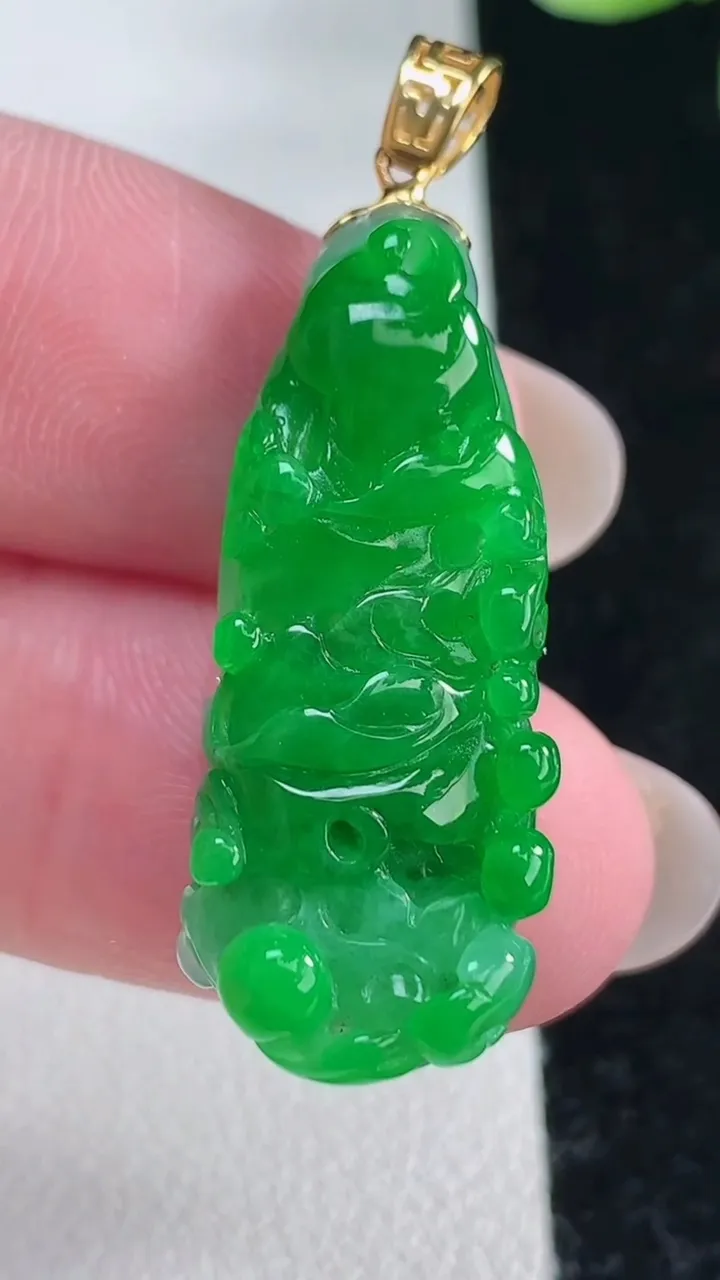 天然A货翡翠白菜吊坠，尺寸31.6-12.7-9，重量:6.80g
12月12日