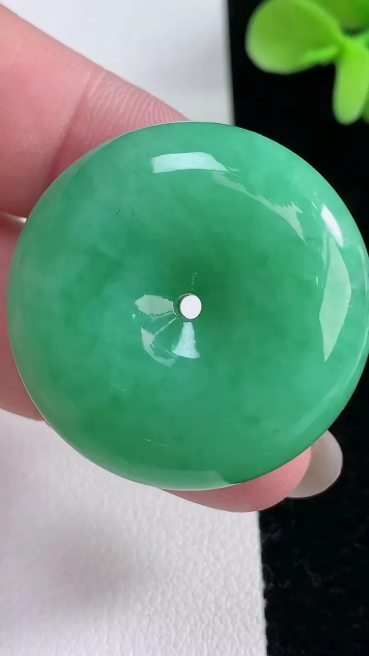 天然A货翡翠平安扣吊坠，尺寸33.2-12，重量:29.80g
12月12日