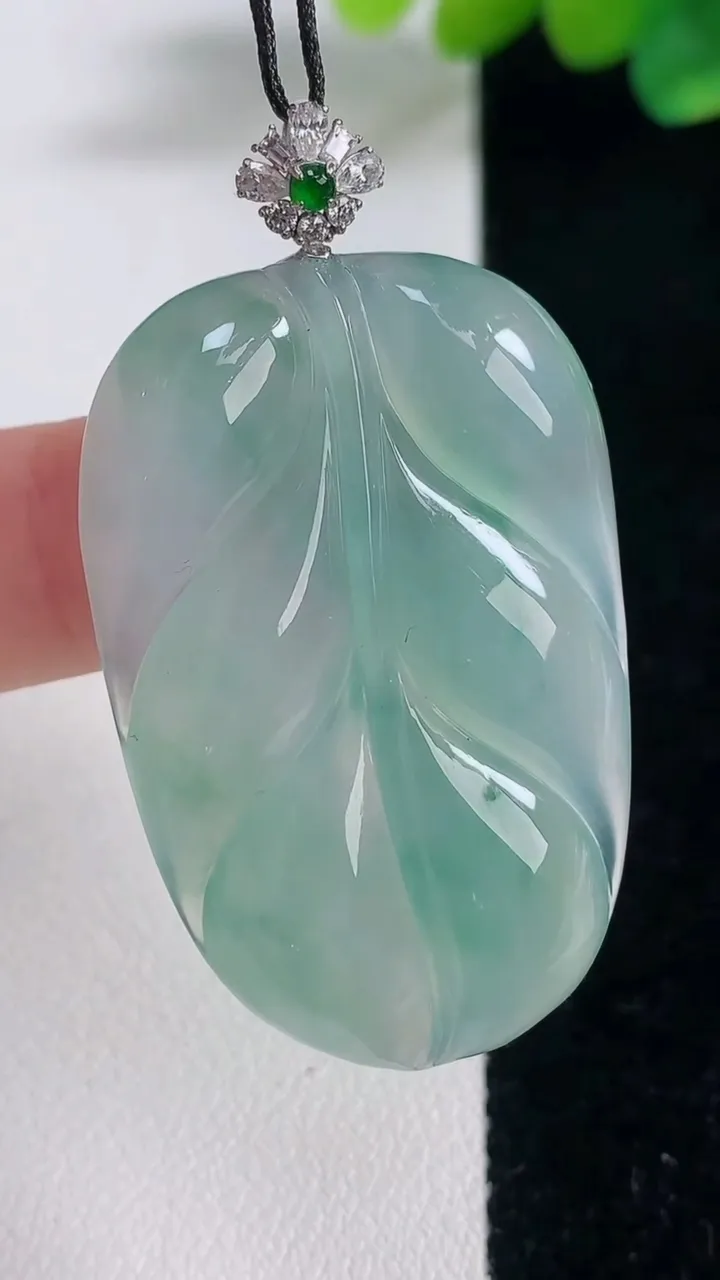 天然A货翡翠种飘花金枝玉叶 叶子吊坠，尺寸40.8-26.5-5.9，重量:12.55g
12月12日