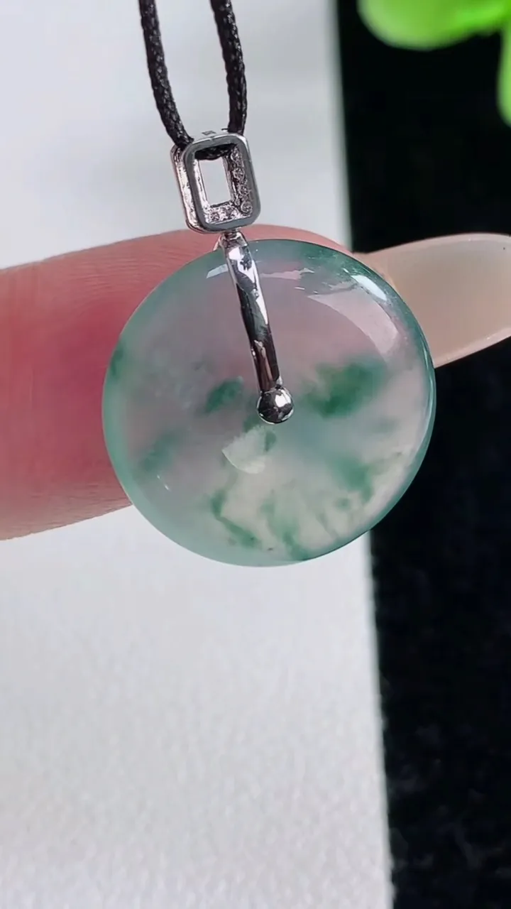 天然A货翡翠种飘花平安扣吊坠，尺寸16.8-3.2，重量:2.32g
12月12日