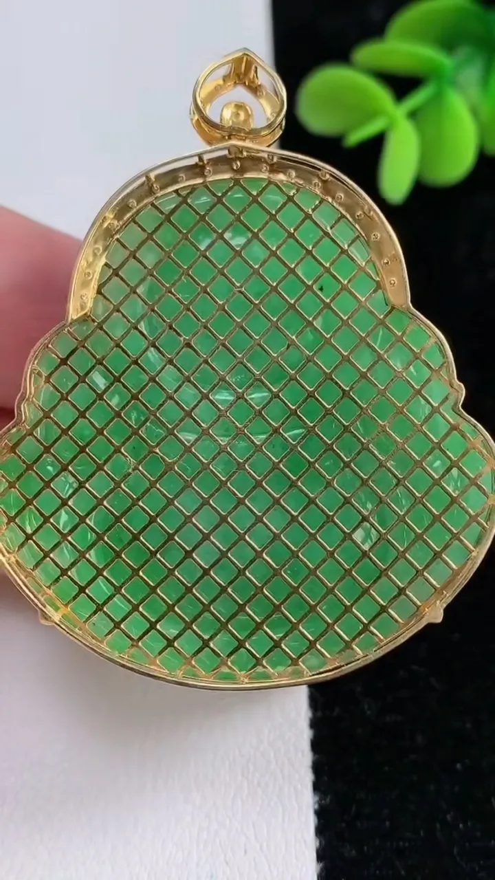 天然A货翡翠佛公吊坠，尺寸54-43.5-43.5-10.3，重量:30.29g
12月12日