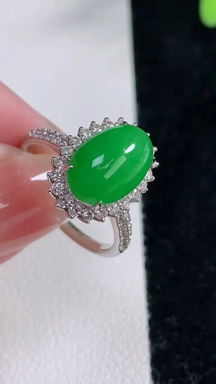 天然A货翡翠蛋面戒指，尺寸17.7-11.5-7.7-9.2，重量:4.01g2025年12月12日
工厂直销收藏佳品,种好水足，色泽均匀，有种有色，上手高大气！