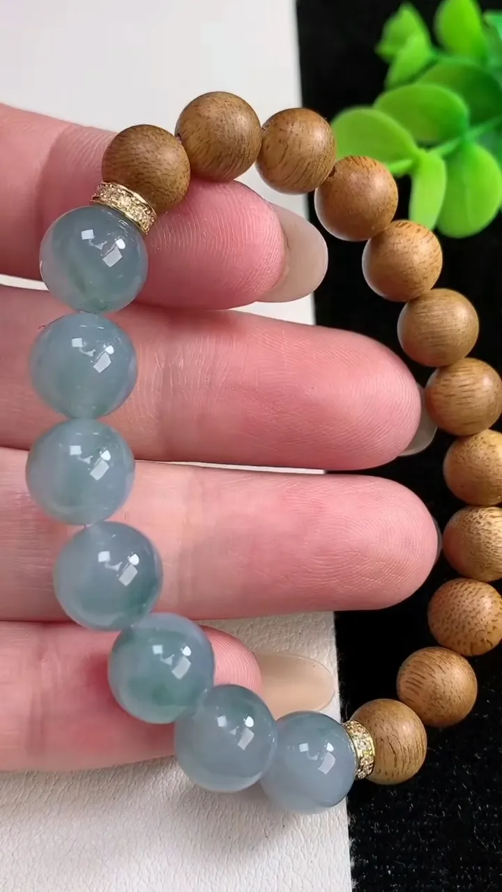 天然A货翡翠紫罗兰飘花圆珠手串，尺寸9.6-7颗，重量:14.94g12月12日
工厂直销收藏佳品,种好水足，色泽均匀，有种有色，上手高大气！