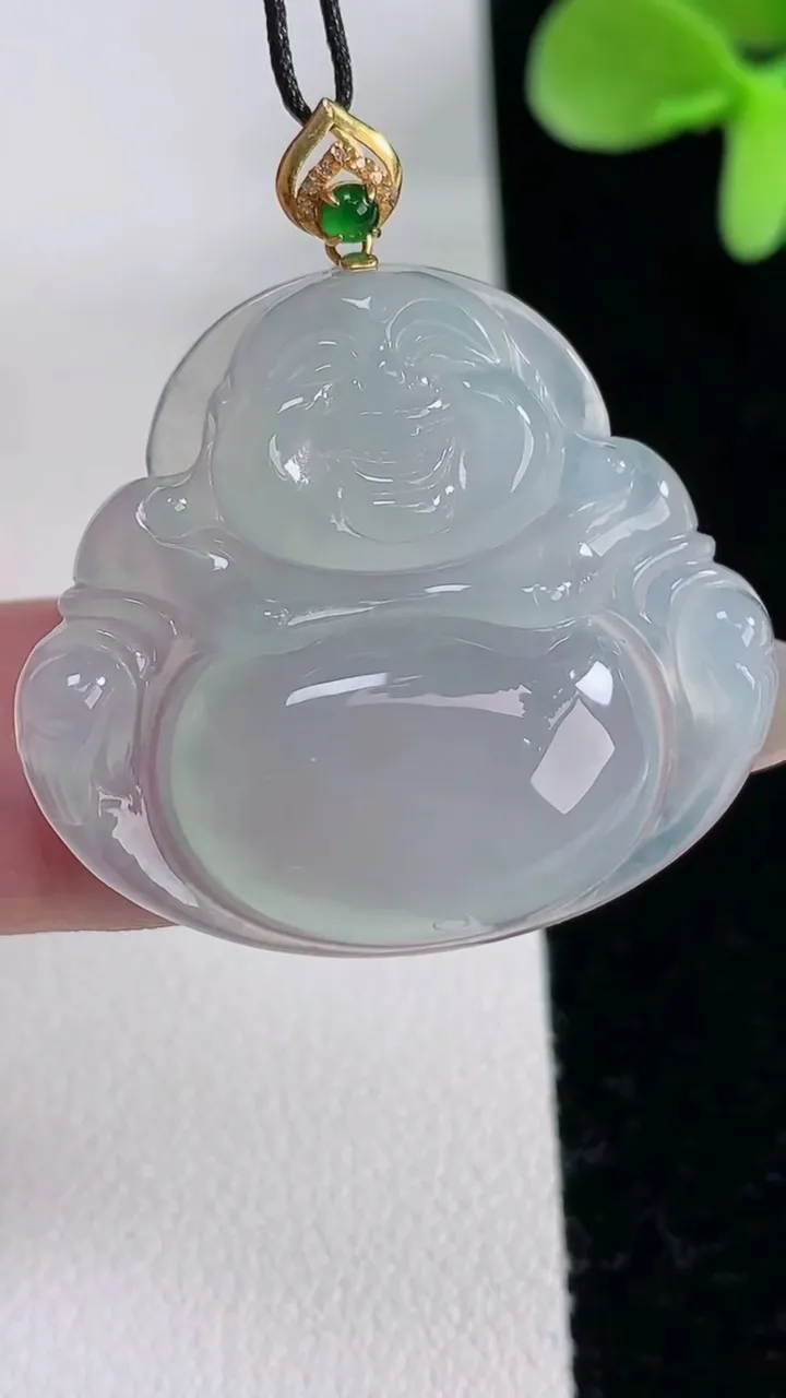 天然A货翡翠种白冰佛公吊坠，尺寸28.2-31.3-5.4，重量:7.79g
12月12日
