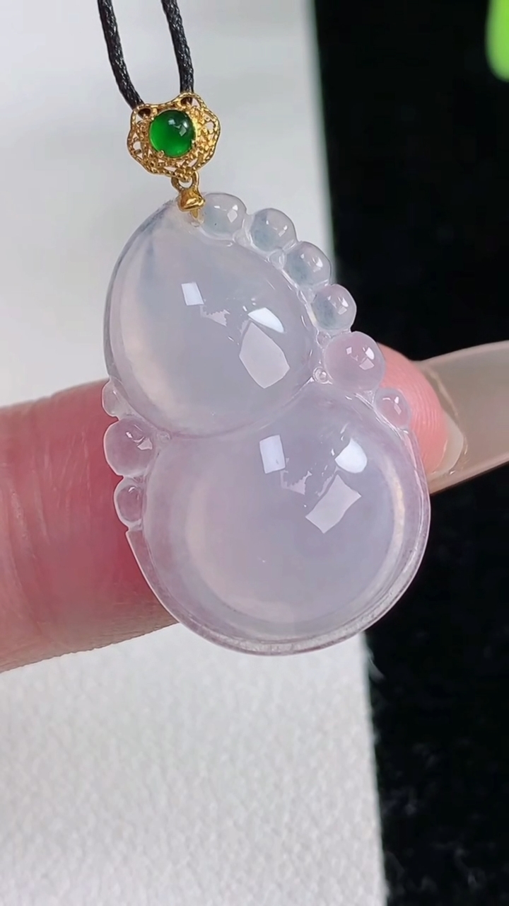 天然A货翡翠种白冰葫芦吊坠，尺寸24.5-16.2-5，重量:3.18g
12月12日