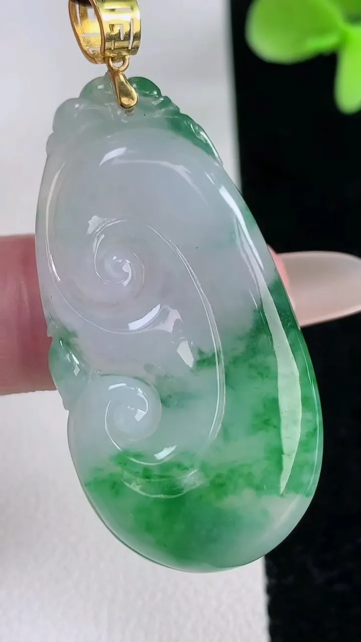 天然A货翡翠种飘花如意吊坠，尺寸42.4-22-4.4，重量:9.43g
12月12日