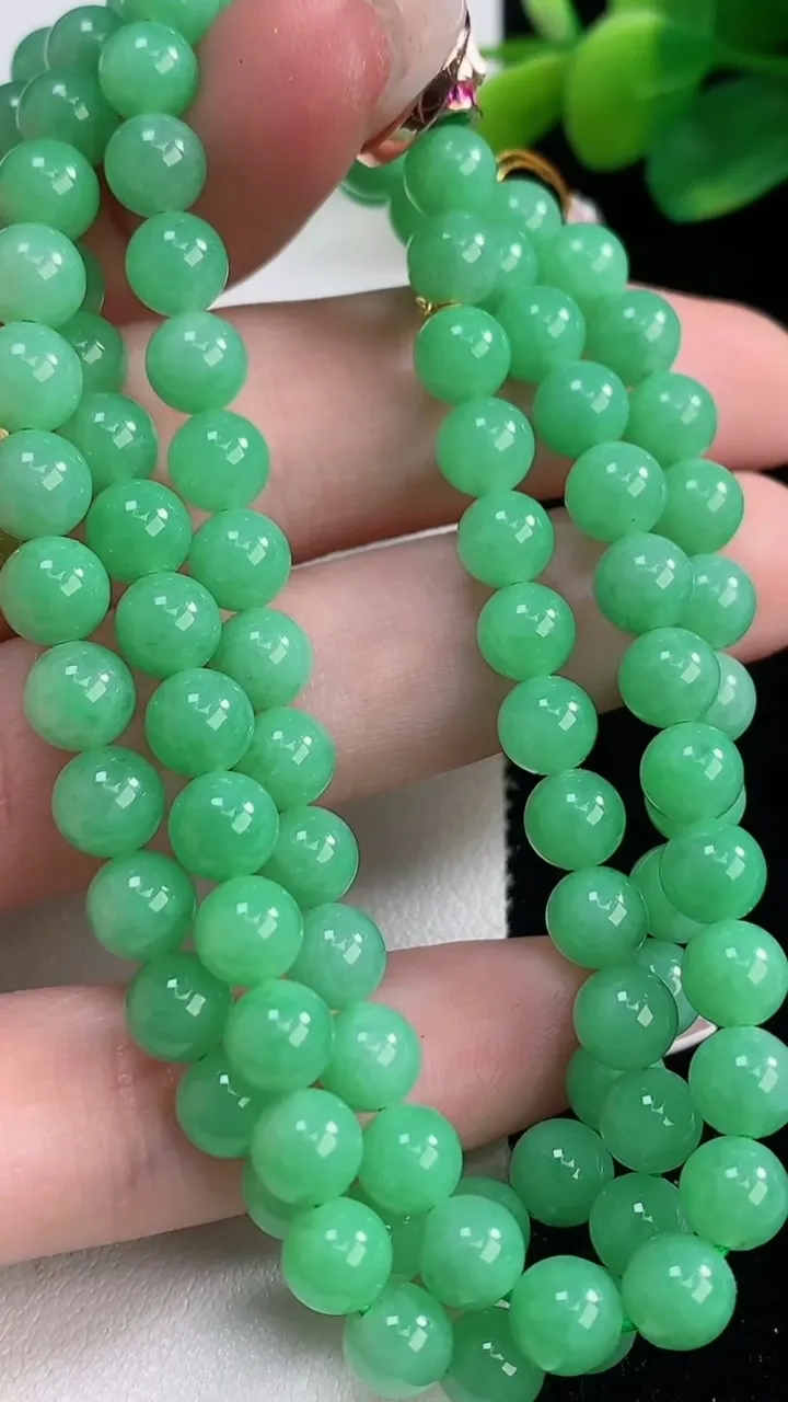 天然A货翡翠圆珠项链，尺寸6-94颗，重量:40.15g12月12日
工厂直销收藏佳品,种好水足，色泽均匀，有种有色，上手高大气！