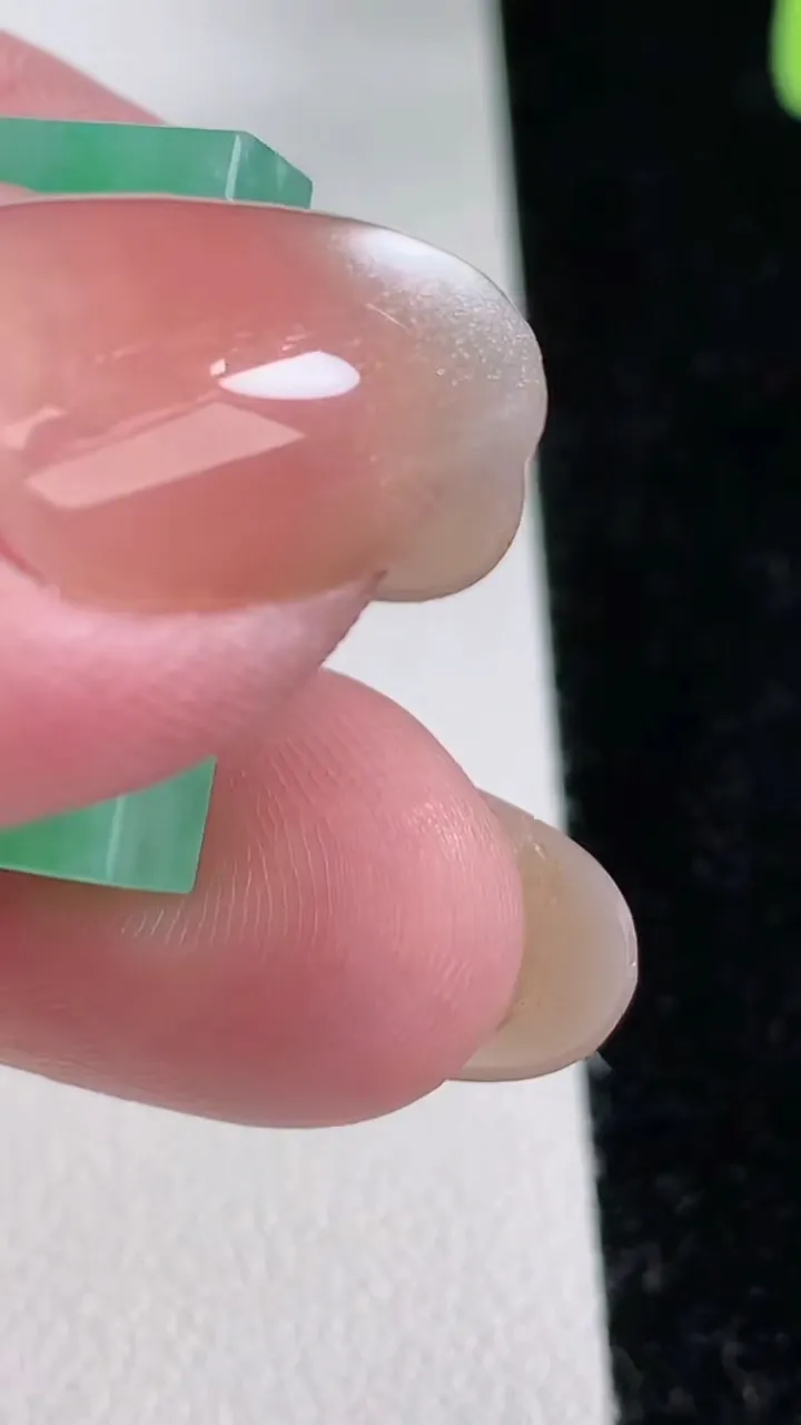 天然A货翡翠无事牌镶嵌件，尺寸22.4-10.3-6，重量:5.38g
12月12日