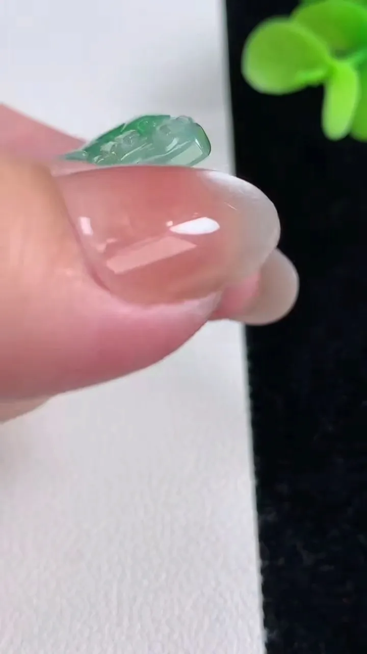 天然A货翡翠山水牌吊坠，尺寸49.7-35.7-5，重量:22.82g
12月12日