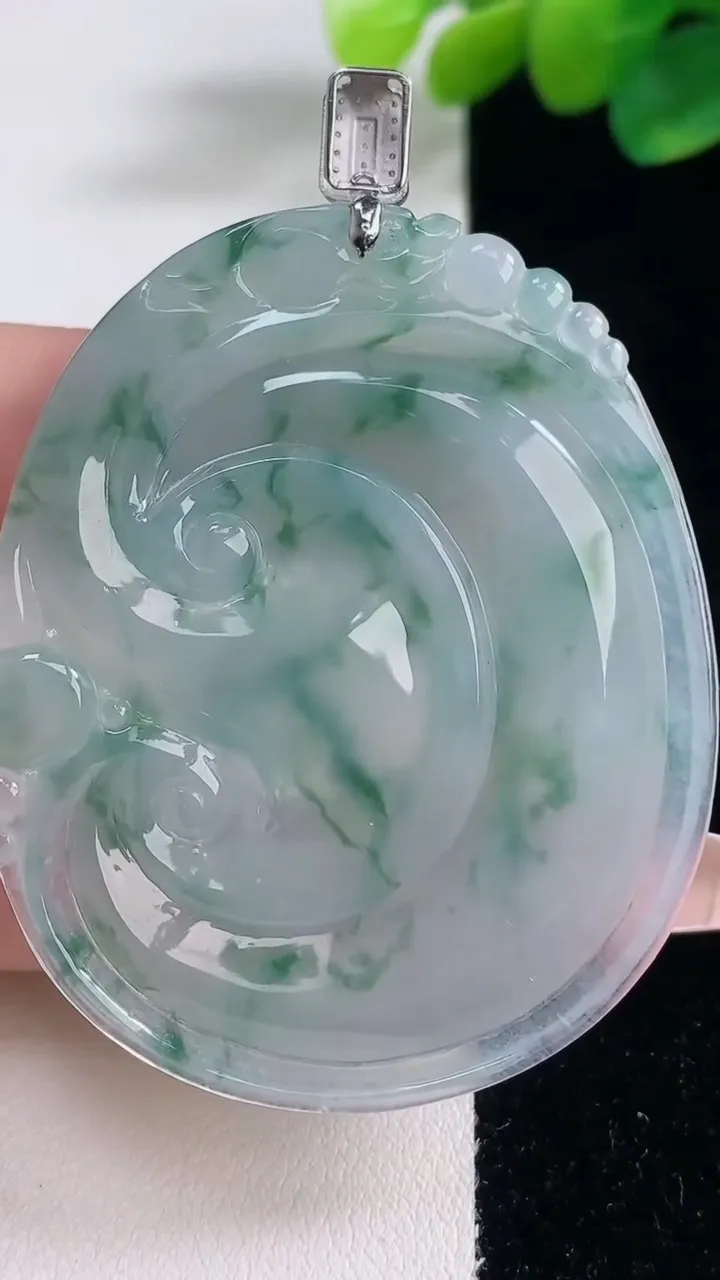 天然A货翡翠种飘花如意吊坠，尺寸53.4-44-5.7，重量:24.90g
12月12日