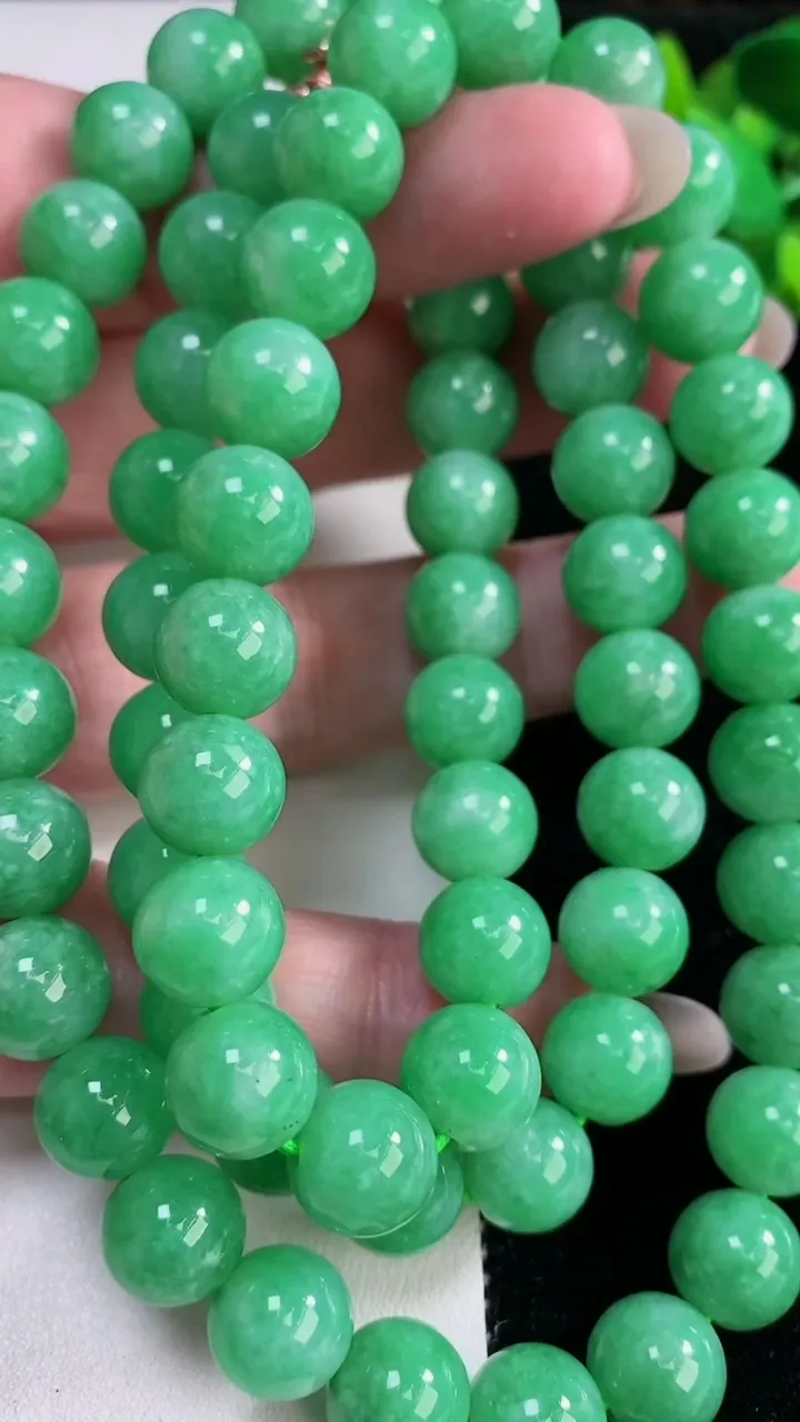 天然A货翡翠圆珠项链，尺寸9.8-69颗，重量:123.25g12月12日
工厂直销收藏佳品,种好水