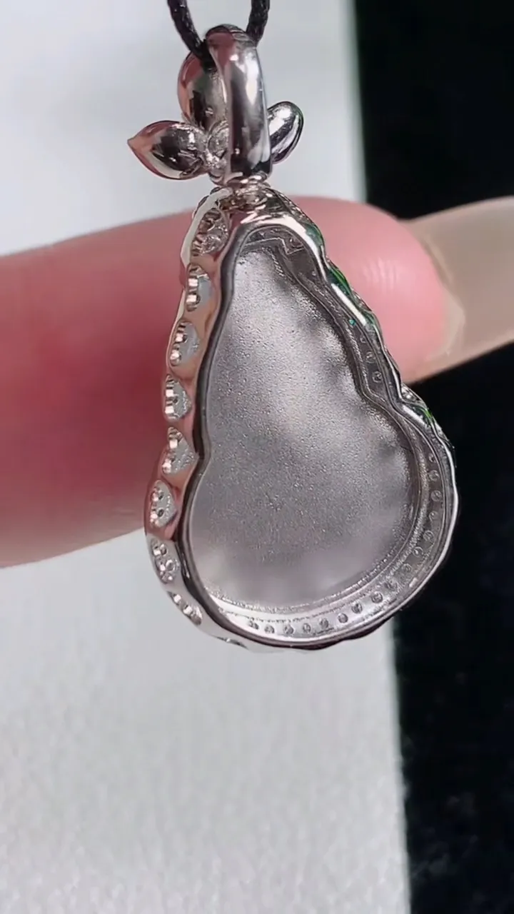 天然A货翡翠葫芦吊坠，尺寸27-13.8-9.5，裸石17-12重量:4.10g
12月12日