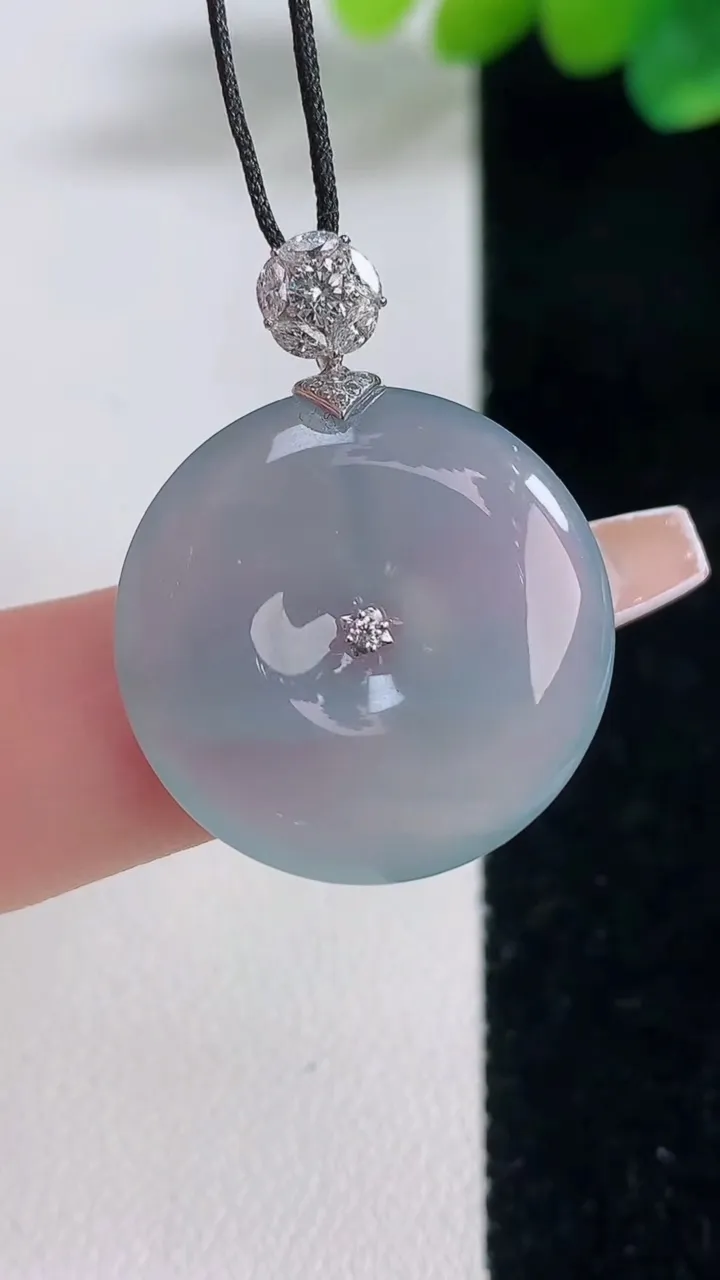 天然A货翡翠种紫罗兰平安扣吊坠，尺寸22.7-4.5，重量:5.09g
12月12日