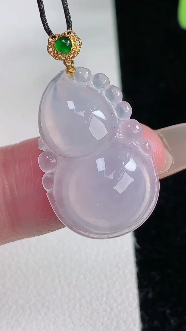 天然A货翡翠种白冰葫芦吊坠，尺寸24.5-16.2-5，重量:3.18g
12月12日