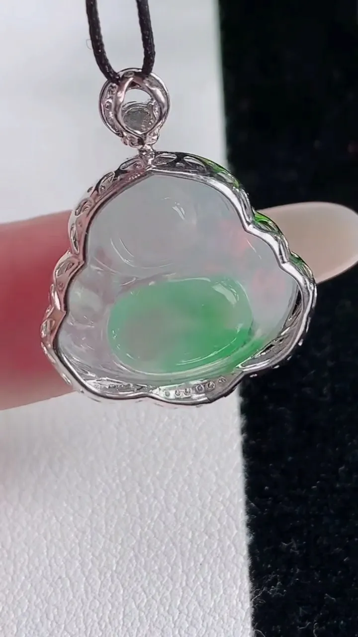 天然A货翡翠佛公吊坠，尺寸24.7-20-8.7，裸石16-18重量:3.60g
12月12日