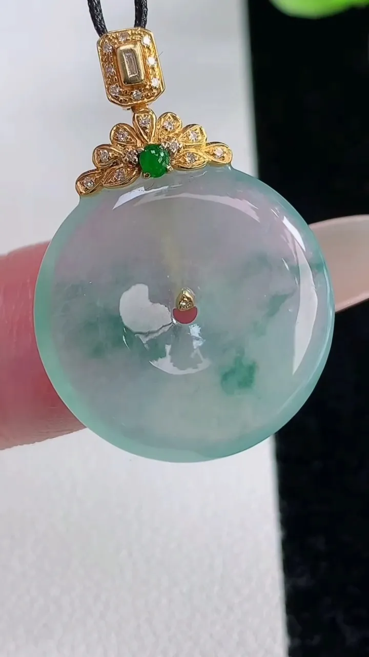 天然A货翡翠种飘花平安扣吊坠，尺寸20.8-3.5，重量:4.43g
12月12日