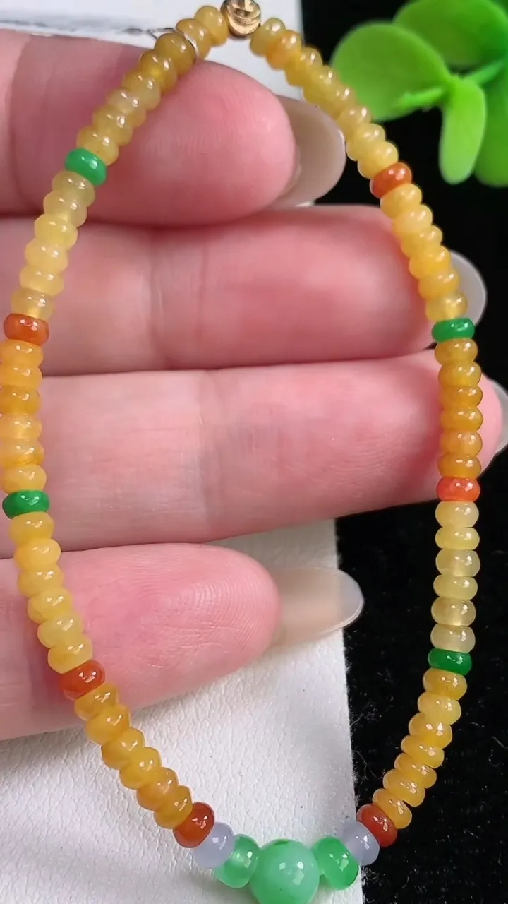 天然A货翡翠三彩算盘珠手串，尺寸3.3-1.6-79颗，重量:5.54g12月12日
工厂直销收藏佳品,种好水足，色泽均匀，有种有色，上手高大气！