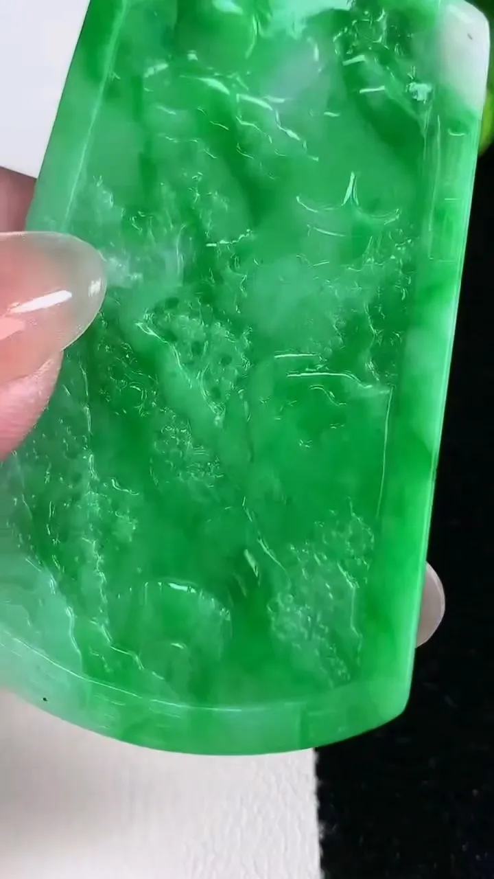 天然A货翡翠山水牌吊坠，尺寸60.5-36.6-4，重量:22.32g
12月12日